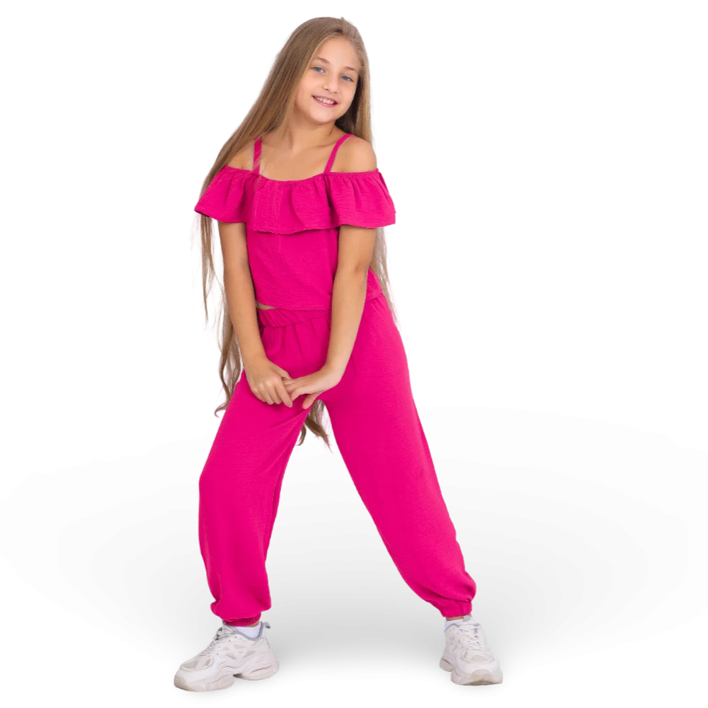 An attractive, versatile girls' set with a simple and comfortable design.